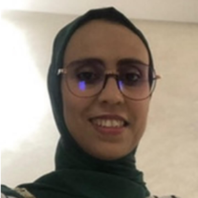 alt="Amal Nouar, fondatrice et designer graphique d'Amal Studio Design à Casablanca"